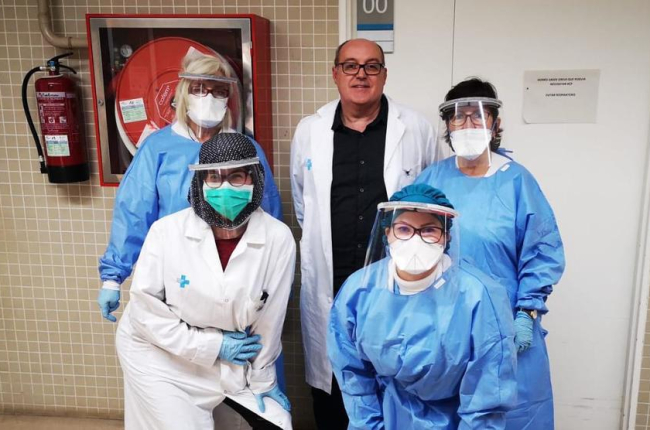 Personal sanitari amb les viseres protectores posades.