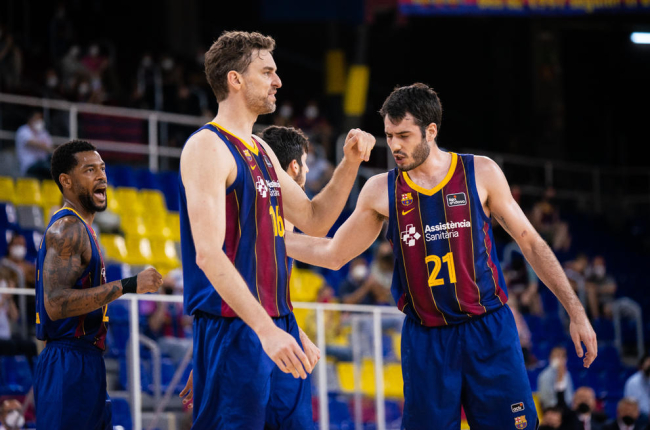Pau Gasol y Álex Abrines celebran una canasta durante el encuentro frente a la Penya.