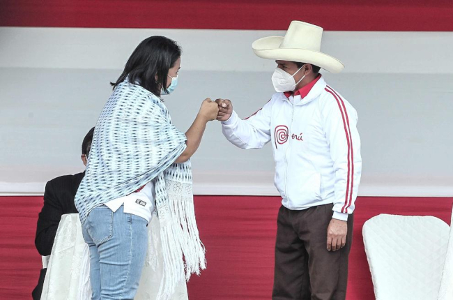 Els candidats a la presidència del Perú Keiko Fujimori i Pedro Castillo se saluden en un debat.