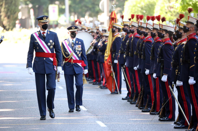 El rey Felipe VI pasa revista a las tropas durante la celebración del Día de las Fuerzas Armadas.