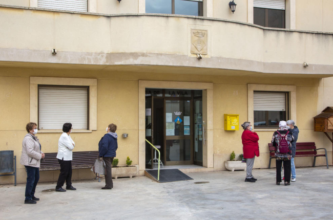 Vecinos esperando para ser vacunados en Maldà.