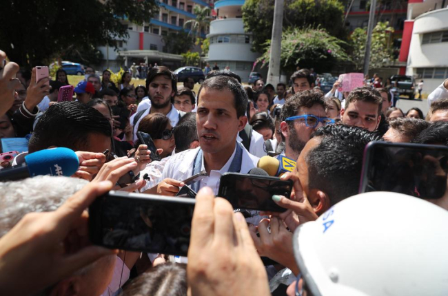 El autoproclamado presidente, en el centro, participó en una de las movilizaciones que tuvieron lugar en Caracas.