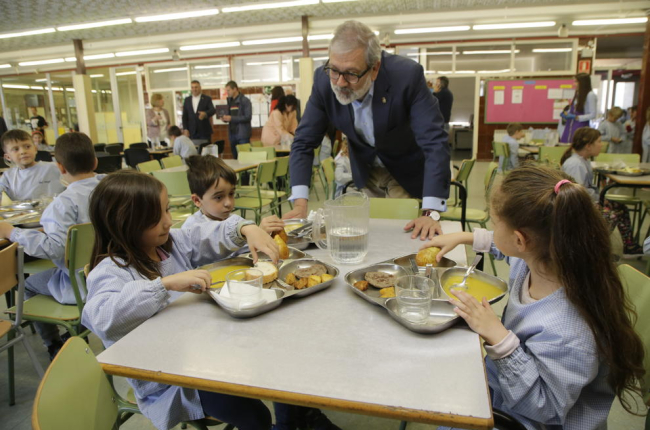 L’alcalde, ahir amb alumnes de l’Escola Espiga, que van menjar un menú 100% Horta de Lleida.