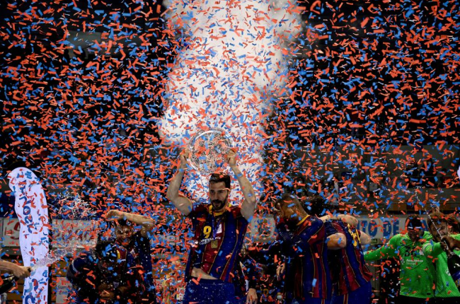 Jugadors del Barcelona d’handbol celebren un nou títol de la Copa Asobal.