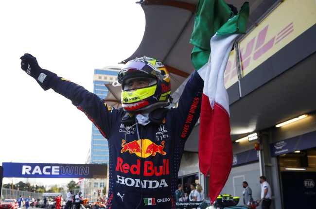 Sergio Pérez, con la bandera de México, celebra su primera victoria con Red Bull.