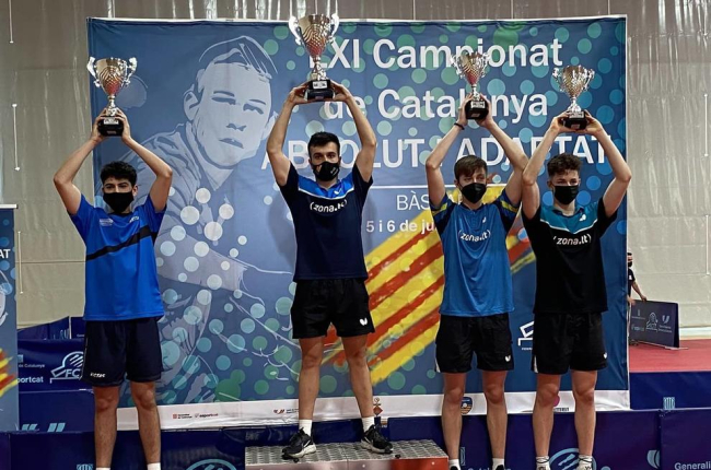 Joan Masip, en lo alto del podio como campeón de Catalunya.