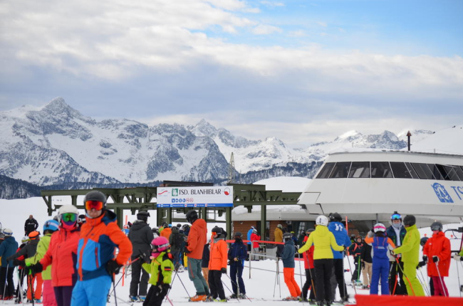 Imatge d'esquiadors a les pistes de Baqueira.