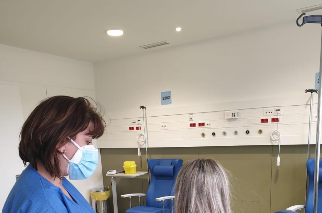 Vacunación ayer en el edificio anexo del Arnau a enfermos y a sanitarios.