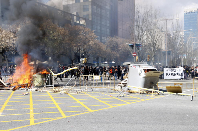 Barricades muntades ahir en la concentració antifeixista contra l’acte de Vox a Barcelona.