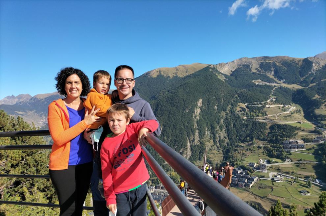 La família Jounou Sabaté, al Mirador Roc del Quer, a Canillo (Andorra).