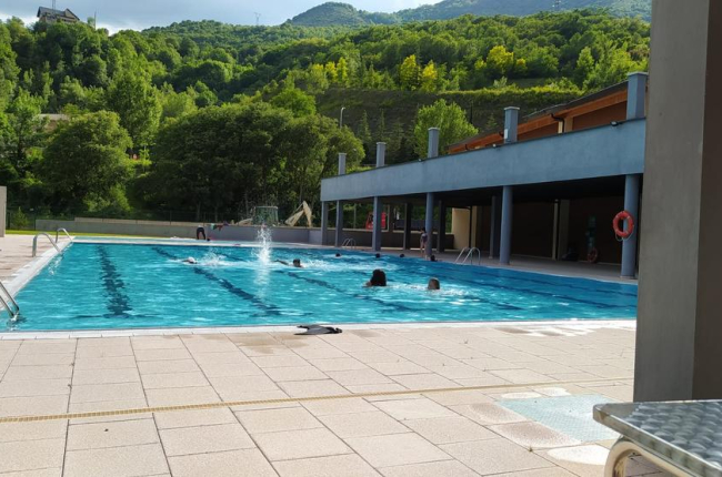 Sort obre les piscines en horari de tarda (esquerra) mentre que Alcarràs les ha obert per primera vegada des del 2019.