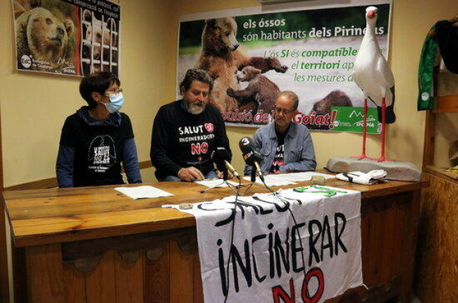 El portaveu d'Ipcena, Joan Vàzquez, amb altres dos membres de la plataforma Aturem la incineradora a Juneda.