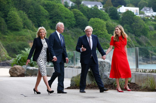 Joe i Jill Biden passegen amb Boris Johnson i la seua dona, Carrie, a Carbis Bay.