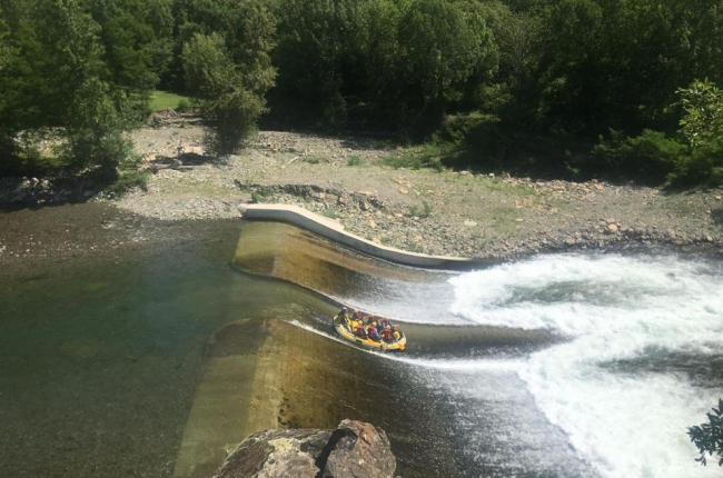 Barques de ràfting solcant ahir les aigües del riu Noguera Pallaresa.