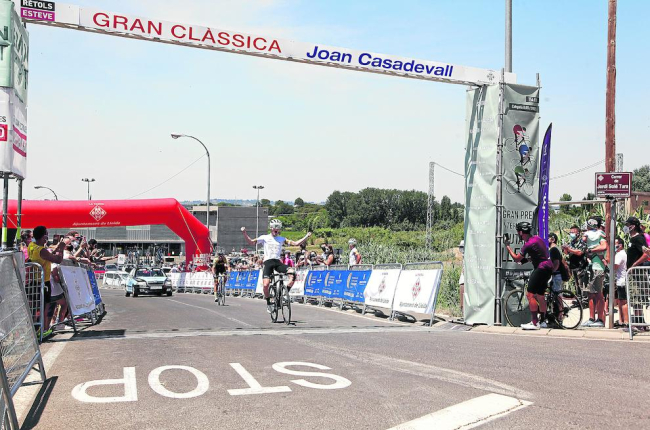 El ganador de la prueba, Adam Ward, en la meta.