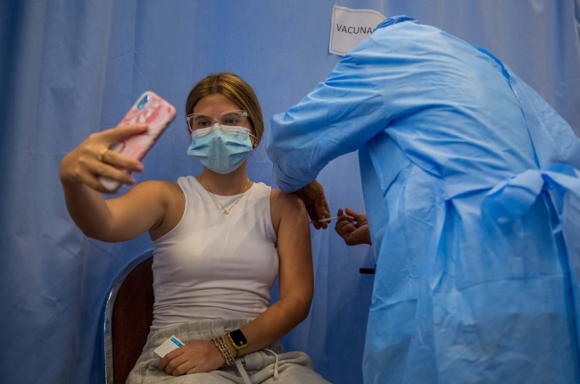Els anticossos perduren 12 mesos després del contagi i augmenten amb la vacuna