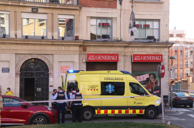 Los equipos de emergencias en la entrada de la empresa, en Tarragona, donde ocurrió el tiroteo inicial.