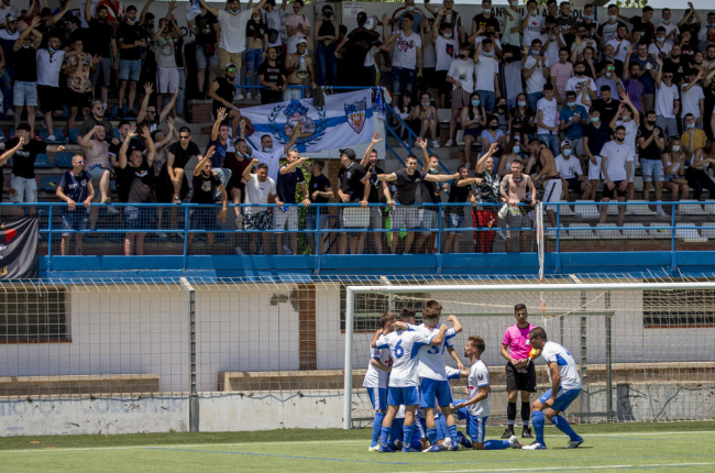 Jugadors del Mollerussa celebren davant dels aficionats un dels gols que van marcar diumenge.