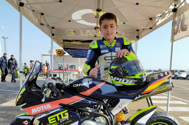 Aleix posa amb la moto que pilota a les FIM MiniGP World Series que van arrancar fa una setmana.