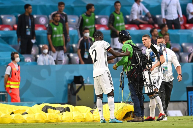 Jugadors de la selecció alemanya, al costat de l’activista de Greenpeace que va aterrar a l’Allianz Arena.