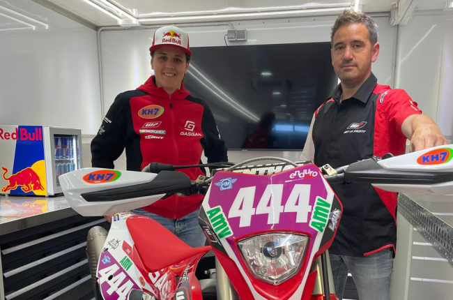 Laia Sanz, junto a Eric Augé y la moto que pilotará en el Mundial.