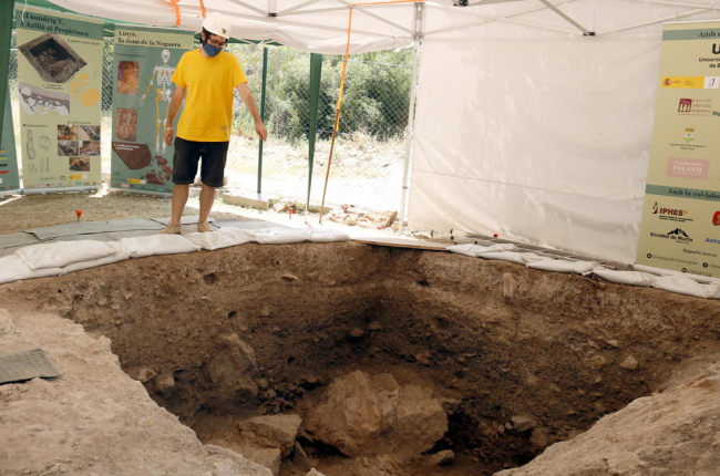 Uno de los técnicos de la UAB en el lugar donde encontraron los restos de esta humana moderna. 