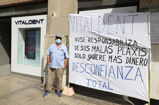 El veí de Balaguer que va protestar ahir a Lleida.