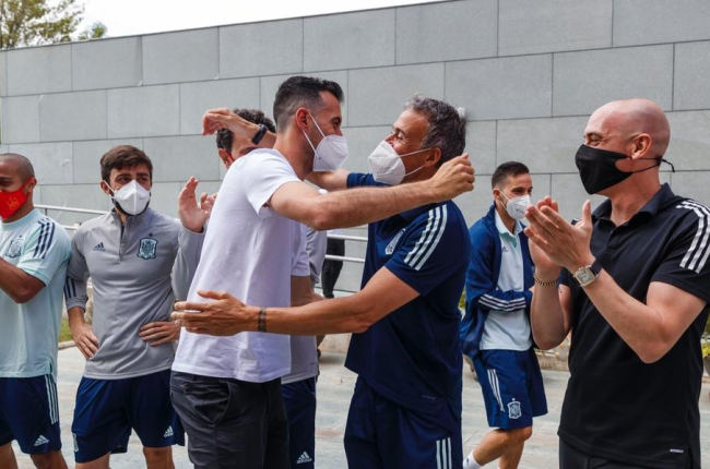 Busquets s’abraça amb el seleccionador, Luis Enrique, ahir a l’arribar a la concentració.