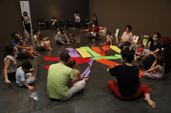 Uno de los talleres artísticos para familias con pequeños, ayer en el Museu de Lleida.
