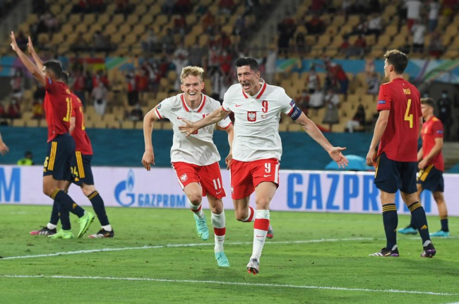 Robert Lewandowski celebra el gol de Polònia, que significava l’empat amb Espanya.