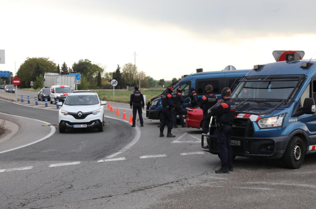 Imagen de un control de movilidad de los Mossos d’Esquadra el pasado abril en Alcoletge. 