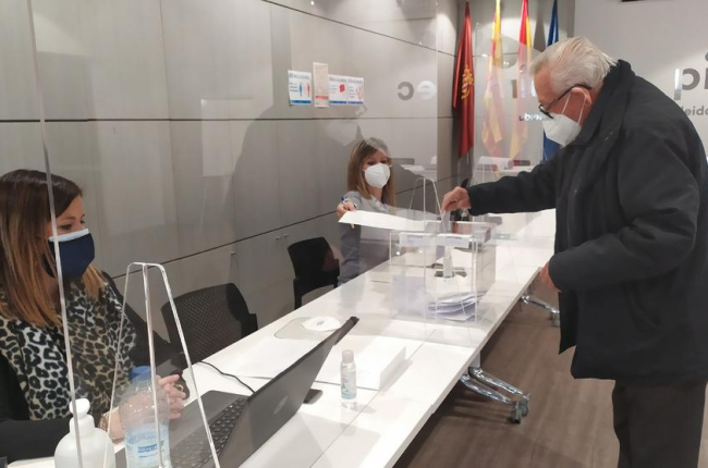 Un dels socis de Pimec a Lleida, ahir exercint el seu dret al vot.
