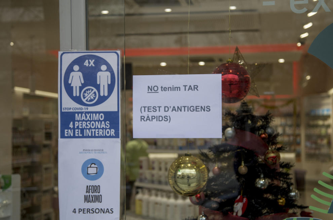 Una farmacia de Lleida informa en un cartel de la falta de test.