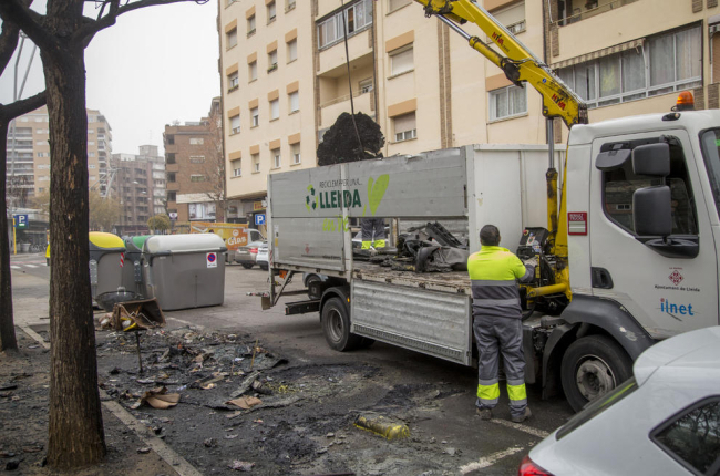 Ilnet va retirar les restes dels contenidors.