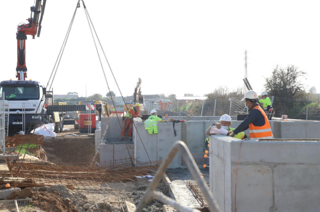 Obras de construcción de la depuradora en Torre-serona ayer.