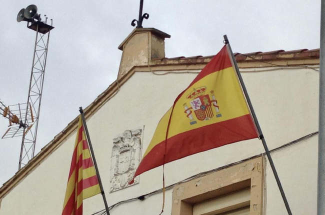 Imagen del escudo franquista en la fachada de la sede de la EMD de Pla de la Font. 
