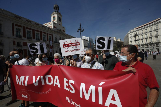 Concentración en Madrid para celebrar ayer la entrada en vigor de la ley de la eutanasia. 