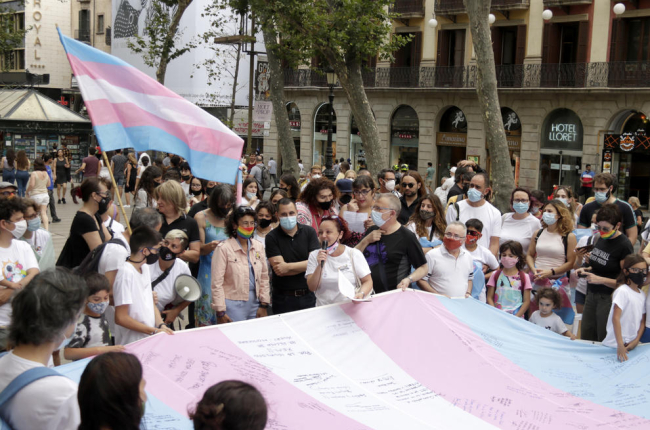 El col·lectiu trans celebra el desbloqueig de la llei que recollirà la lliure elecció de gènere