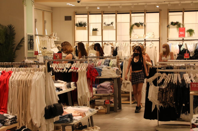 Imatge de compradors ahir en una botiga de l’Eix Comercial de Lleida ciutat.