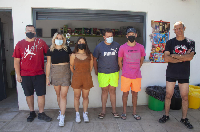 Cinco de los ocho jóvenes que se encargan del bar de las piscinas de Tornabous con Vilaró. 