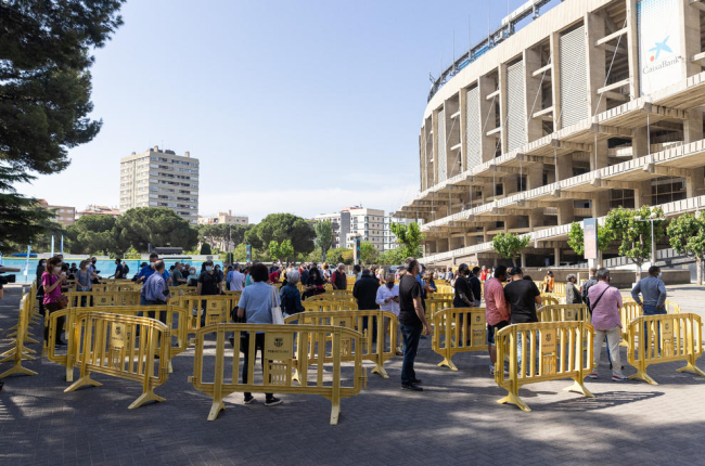 Personas haciendo cola ayer en el nuevo punto de vacunación instalado en las dependencias del Camp Nou.