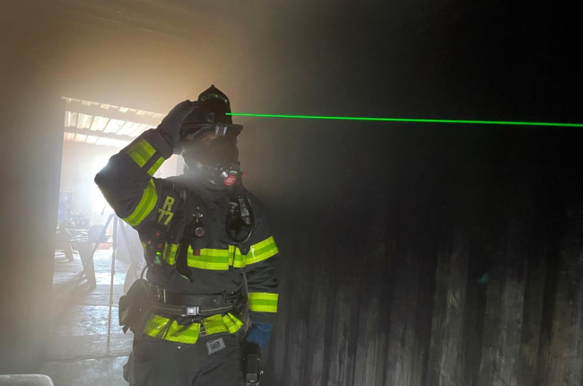 La tecnologia més capdavantera: cascos de bomber amb làser per veure entre el fum