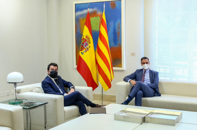 El president, Pere Aragonès, i el cap de l’Executiu espanyol, Pedro Sánchez, ahir, a l’inici de la reunió a La Moncloa.