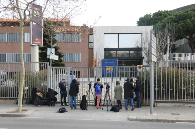 Imatge de l'entrada de les oficines del Barça al Camp Nou amb diversos periodistes esperant.