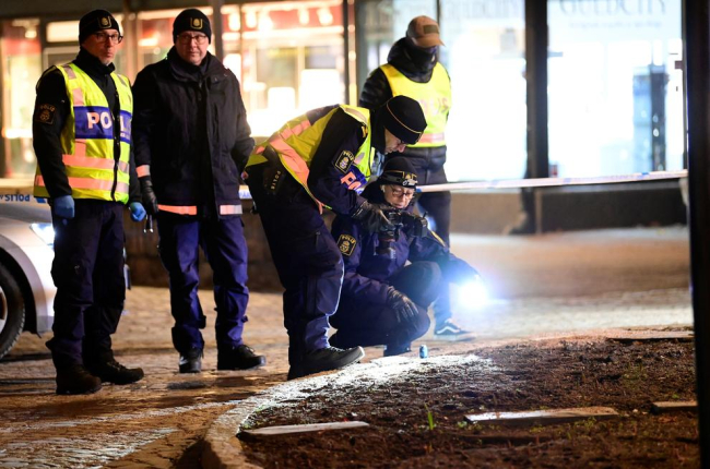 Policies inspeccionen el lloc en el qual es va produir l’atac terrorista, ahir, a Vetlanda.
