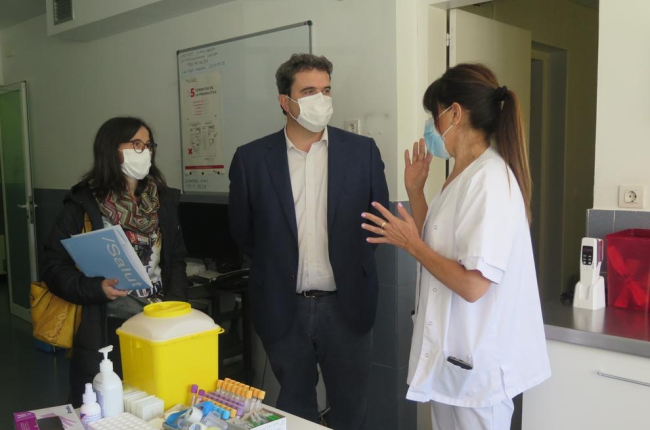 Adrià Comella durant una recent visita a l’hospital Arnau de Vilanova.