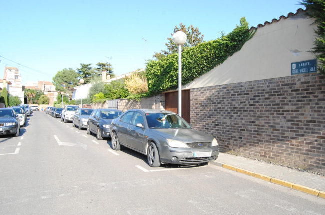 La calle Àngel Rosell tendrá aparcamientos de zona azul. 