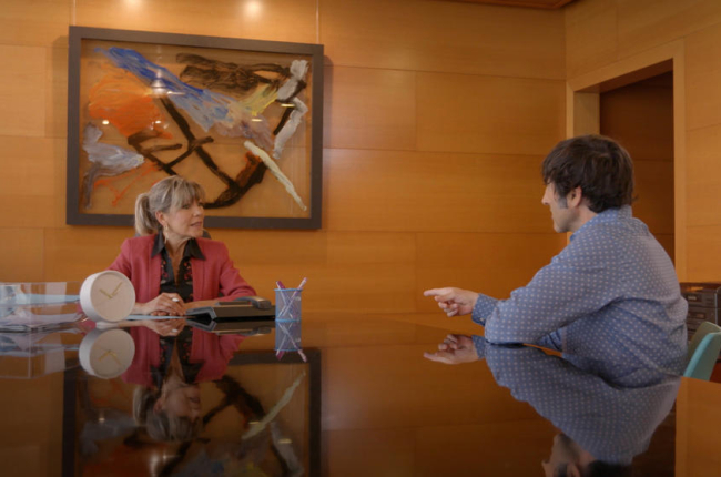 Oriol Parreño consulta amb Mari Pau Huguet sobre l’entrevista.