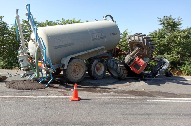 El tractor, amb una cisterna amb purins, va bolcar a la carretera entre Tamarit i Albelda, a la Franja.