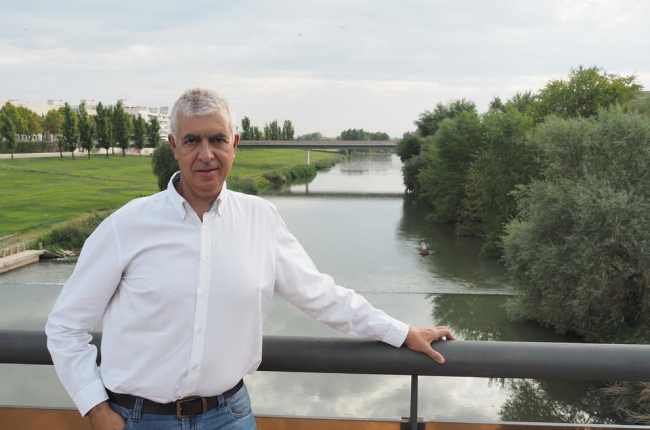 Ignasi Servià, amb el riu Segre de fons